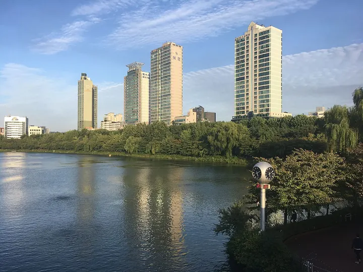 Seokchon Lake and the surrounding cityscape in the Jamsil area of Seoul