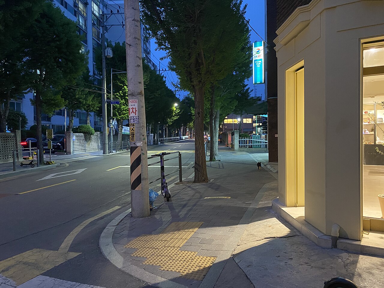An evening street in Seongsu-dong, Seoul