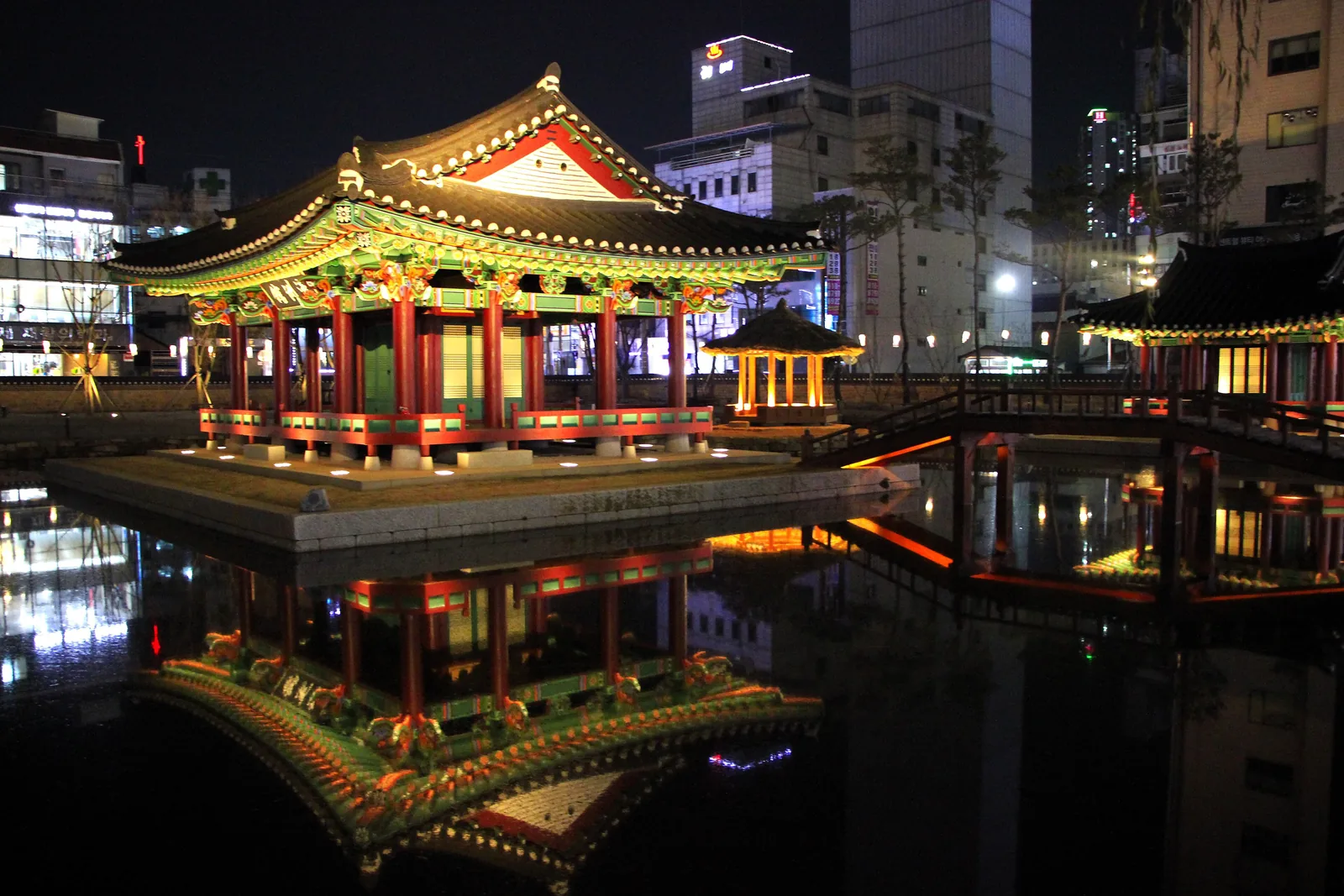 The pavilion and pond in the rear garden of Gangwon Gamyeong at night, Wonju