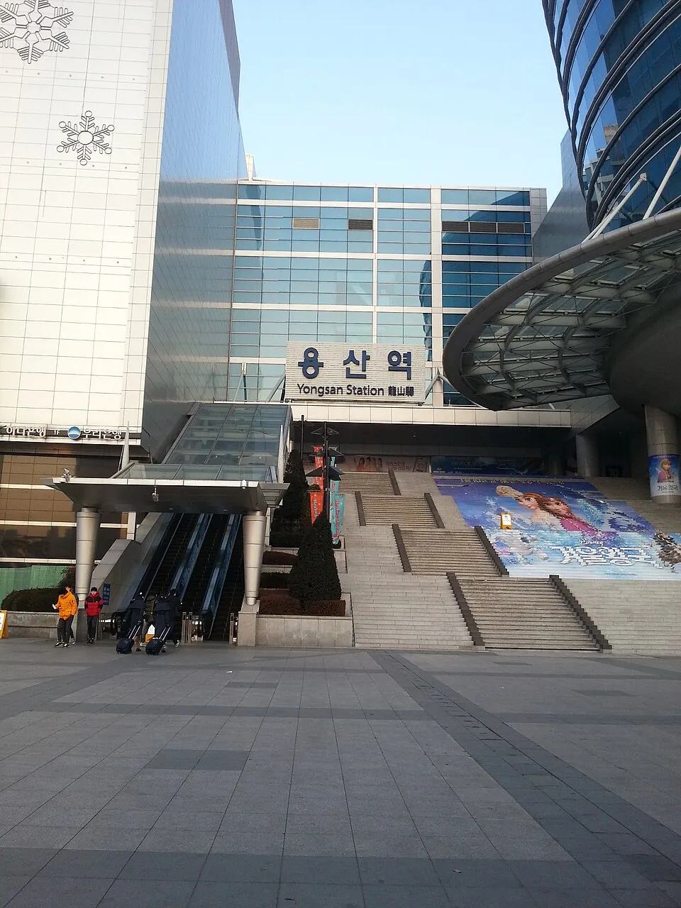 The front of Yongsan Station in Seoul